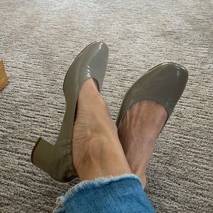 Everlane taupe patent leather day pumps size 7